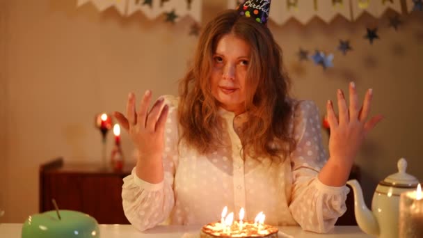 Sakta Backarna Kvinna Födelsedagshatt Gör Önskningar När Hon Sitter Vid — Stockvideo