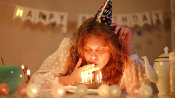 Zwolnij Trochę Kobieta Czapce Urodzinowej Zapala Papierosa Płonącej Świecy Torcie — Wideo stockowe