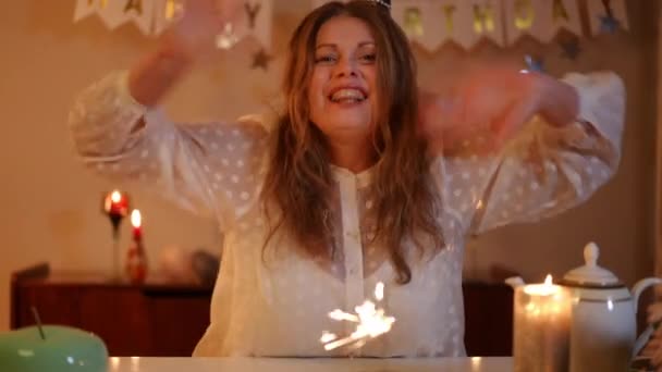 Discorso Gioioso Una Donna Felice Seduta Tavolo Festivo Suo Compleanno — Video Stock