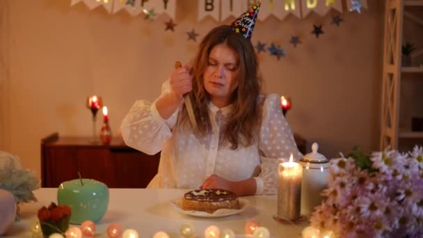 Mulher Perturbada Cortando Bolo Aniversário Com Faca Cozinha Uma Mulher — Vídeo de Stock