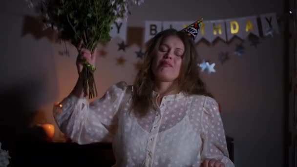 Donna Sconvolta Compleanno Cap Ondeggia Mazzo Fiori Selvatici Mentre Siede — Video Stock
