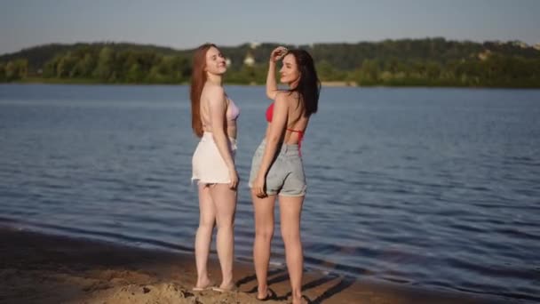 Pohled Zezadu Dvě Dívky Plavkách Šortkách Stojí Jasného Slunečného Dne — Stock video