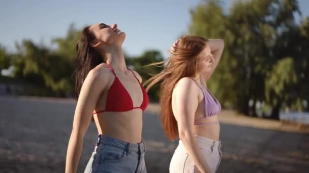 Dvě Dívky Plavkách Kraťasech Stojí Městské Pláži Užívají Slunečný Letní — Stock video