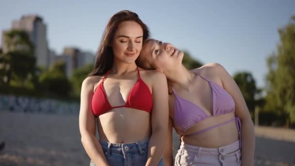 수영복과 반바지에 친구는 미소와 해변에 화창한 — 비디오
