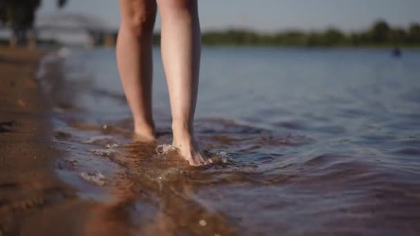 Close Van Vrouwen Voeten Lopen Blootsvoets Het Water Langs Zandbank — Stockvideo