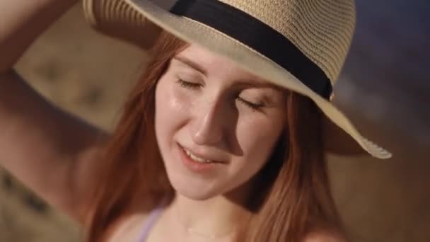Nahaufnahme Ein Mädchen Mit Hellem Hut Blickt Die Kamera Während — Stockvideo