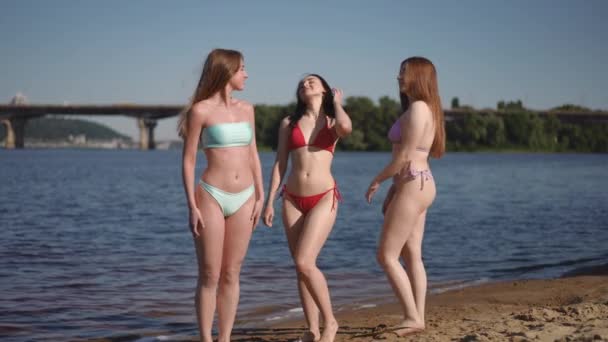 Gerakan Lambat Tiga Gadis Berpakaian Renang Berpose Berdiri Tepi Berpasir — Stok Video