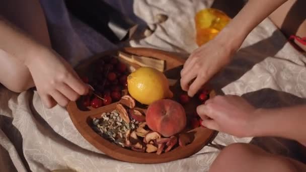 Close Uma Placa Compartimento Madeira Com Frutas Frutos Secos Nozes — Vídeo de Stock