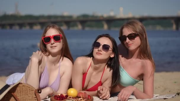 Detailní Záběr Tři Dívky Bikinách Slunečních Brýlích Pózují Dece Písečné — Stock video