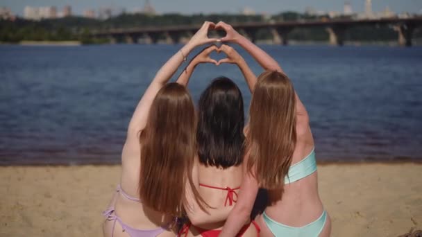 Pohled Zezadu Tři Dívky Plavkách Sedí Písečné Pláži Objímají Zvedají — Stock video