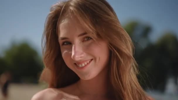 Крупним Планом Молода Красива Жінка Дивиться Камеру Посміхаючись Стоячи Відкритому — стокове відео