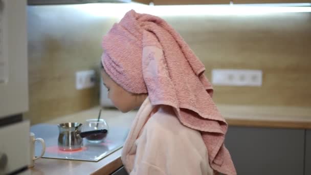 Movimento Lento Uma Menina Roupão Banho Com Uma Toalha Rosa — Vídeo de Stock