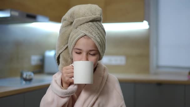 Zwolnij Trochę Dziewczyna Ręcznikiem Głowie Szlafrokiem Trzyma Ręku Ceramiczny Kubek — Wideo stockowe