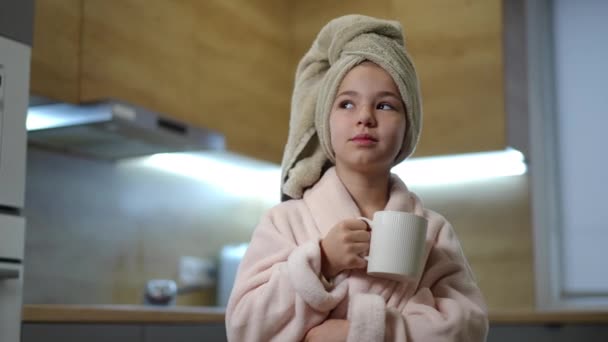 Langzame Beweging Een Duur Meisje Met Een Handdoek Haar Hoofd — Stockvideo