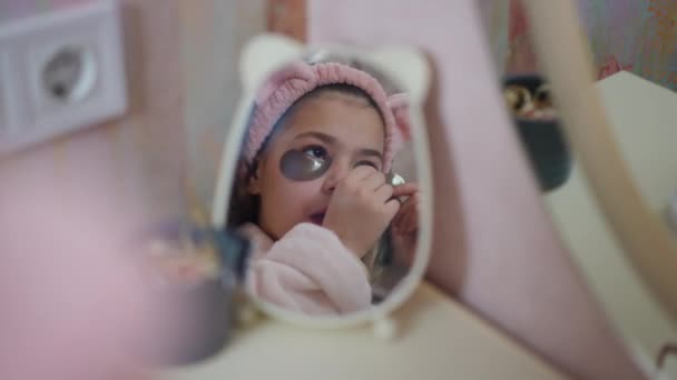 Een Leuke Kleine Fashionista Een Badjas Een Roze Cosmetische Haarband — Stockvideo