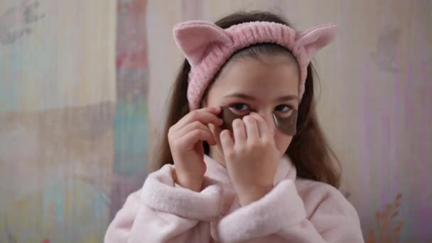 Een Leuke Kleine Fashionista Kijkt Naar Camera Brengt Pleisters Aan — Stockvideo