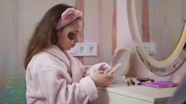 Uma Menina Com Roupão Banho Uma Faixa Cabelo Cosmético Rosa — Vídeo de Stock