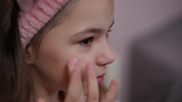 Ağır Çekim Yakın Plan Küçük Modacı Gülümsüyor Yüzüne Parmağıyla Beyaz — Stok video