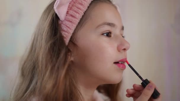 Повільний Рух Маленька Дівчинка Рожевою Косметичною Зачіскою Голові Наносить Губи — стокове відео