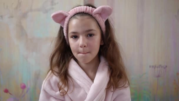 Повільний Рух Маленька Дівчинка Халаті Рожевою Косметичною Зачіскою Голові Дивиться — стокове відео