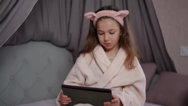 Повільний Рух Маленька Дівчинка Сидить Красивій Спальні Ліжку Халаті Рожевою — стокове відео