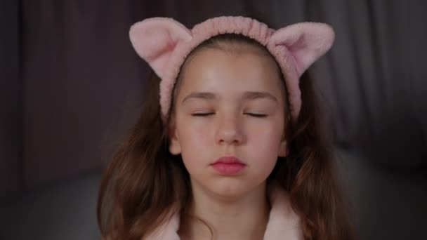 Повільний Рух Портрет Маленької Дівчинки Яка Заплющила Очі Роздумує Красива — стокове відео