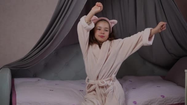Movimento Lento Uma Garota Bonita Roupão Banho Com Uma Faixa — Vídeo de Stock