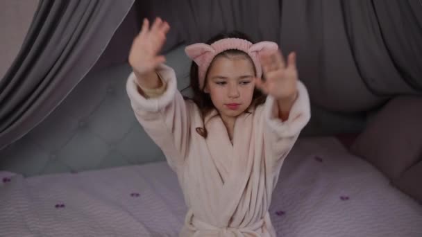 Ağır Çekim Kafasında Saç Bandı Olan Bornozlu Yatak Odasındaki Yatakta — Stok video