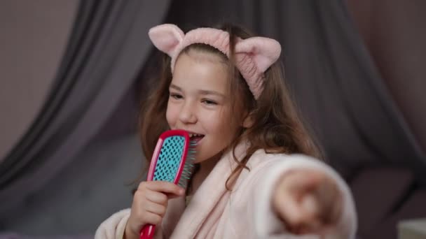Медленное Движение Крупный План Веселая Маленькая Певица Халате Резинкой Голове — стоковое видео