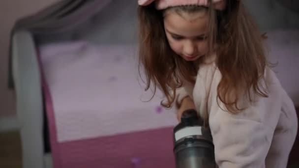 Közelkép Egy Lány Fürdőköpenyben Hajszalaggal Fején Porszívóval Ágy Mellett Hálószobában — Stock videók