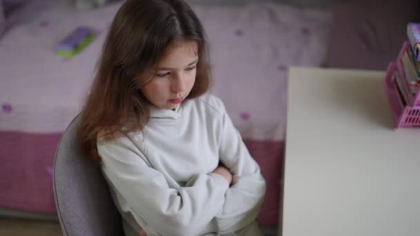 Κοντινό Πλάνο Ένα Κορίτσι Ρούχα Στο Σπίτι Κάθεται Μια Καρέκλα — Αρχείο Βίντεο