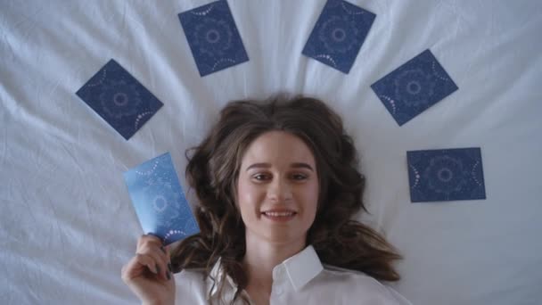 Első Látásra Egy Fehér Inges Fehér Háttéren Fekszik Tarot Kártyákkal — Stock videók