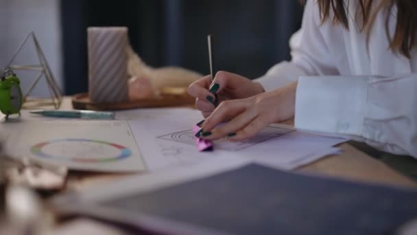 클로즈업 셔츠를 인식할 여성은 사무실의 테이블에 앉아있는 연필과 사용하여 크리스마스 — 비디오