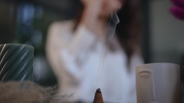 Primo Piano Una Piccola Candela Profumata Forma Cono Che Fuma — Video Stock
