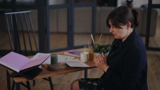 Bir Kadın Astrologların Ofisinde Otururken Endişeleniyor Bir Kadın Astrologla Tanışmadan Telifsiz Stok Video