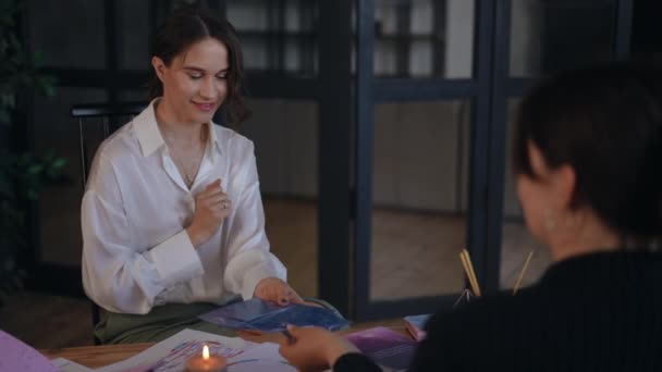 Une Astrologue Souriante Amicale Tient Jeu Cartes Tarot Dans Ses Vidéo De Stock