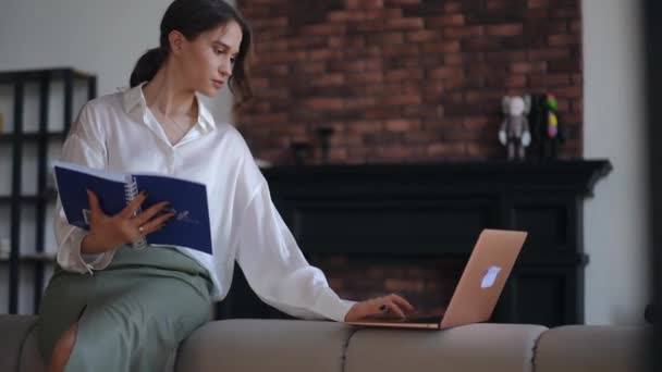 Pengusaha Wanita Bergaya Yang Bekerja Pada Laptop Dan Membandingkan Catatan — Stok Video
