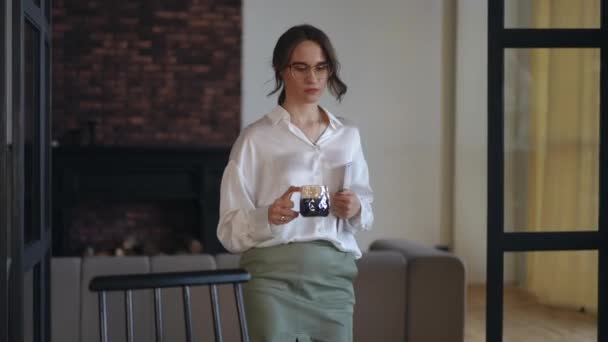 Egy Elegáns Üzletasszony Szemüveggel Besétál Irodába Egy Pohár Kávéval Egy — Stock videók
