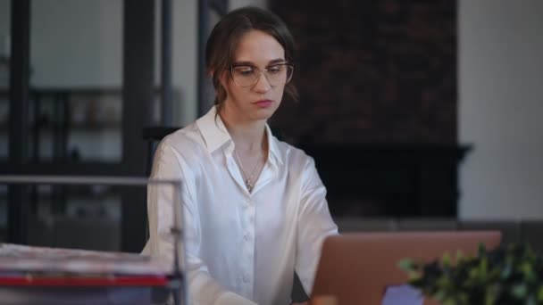 Gözlük Takan Bir Kadının Dizüstü Bilgisayarla Çalışırken Içeride Masada Otururken Stok Çekim 