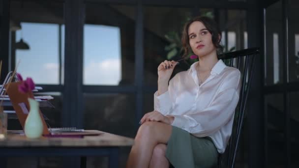 Düşünceli Bir Kadını Ofisteki Bir Masada Oturup Hayal Kurar Telifsiz Stok Video