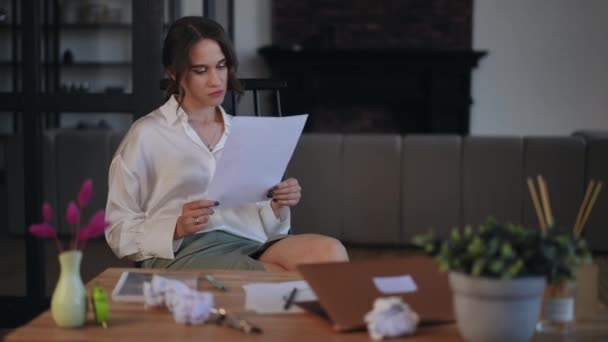 Жінка Читає Паперовий Документ Розлючується Сидячи Своїм Столом Офісі Жінка — стокове відео