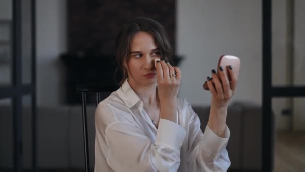 Bizneswoman Robi Makijaż Siedząc Krześle Biurze Kobieta Spogląda Siebie Lusterku — Wideo stockowe