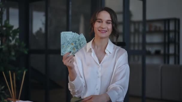 Szczęśliwa Uśmiechnięta Bizneswoman Patrząca Kamerę Machająca Fanką Amerykańskich Dolarów Ręku — Wideo stockowe