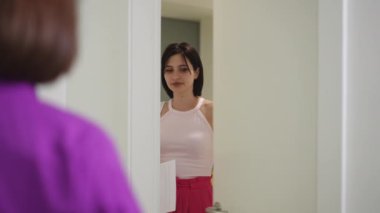 Elinde belgeler olan bir kadın, ofisin kapısını açar ve orada mor takım elbiseli bir kadın doktor tarafından eşikte karşılanır. Kadınlar birbirlerini gülümseyerek selamlar ve doktor ofisine girerler.