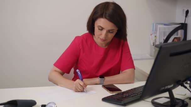 Kvinde Sidder Ved Skrivebord Med Fokus Skrive Intenst Stykke Papir Royaltyfrie stock-videoer