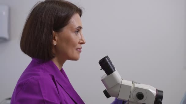 Close Slow Motion Facial Profile Female Gynecologist Purple Medical Suit Secvență video de stoc