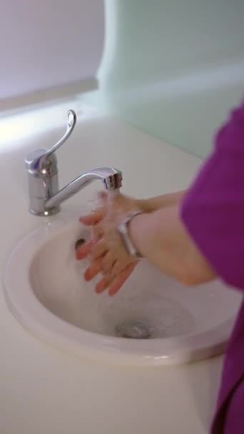 Pionowe Wideo Nierozpoznawalna Lekarka Fioletowym Stroju Medycznym Dokładnie Myje Ręce — Wideo stockowe
