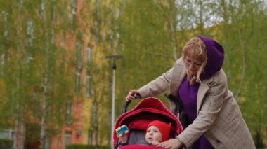 Ağır çekim. Bir bahar günü, bir evin bahçesinde bebek arabasıyla gezen bir kadın var. Küçük bir çocuk bebek arabasında oturup plastik bir oyuncakla oynuyor.