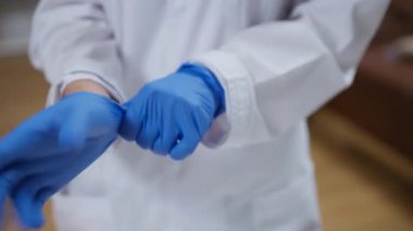 Bu videoda, mavi eldivenli bir veteriner köpek kulağını inceliyor, detaylı bakım ve şefkat gösteriyor, veterinerlerin hayvan sağlığındaki rolünü vurguluyor.
