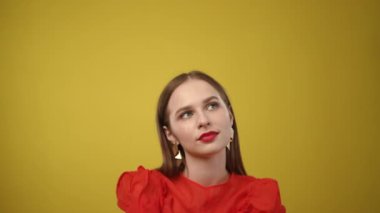 Çarpıcı kırmızı kıyafetli kendine güvenen bir kadının çarpıcı portresi modern moda eğilimlerini gözler önüne seriyor.